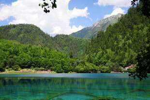 梦幻般的翠绿山水湖泊