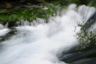 山间溪流潺潺 灵动之景