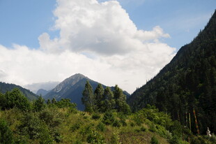 山间美景 蓝天白云绿树