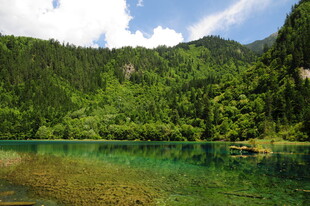 青山绿水间的澄澈湖泊