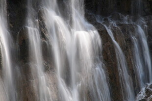 潺潺流水瀑布景致