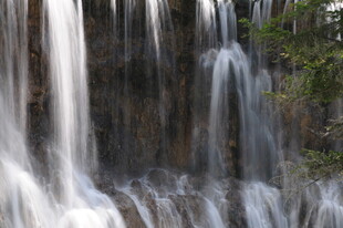 山间瀑布水流倾泻之景