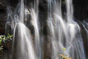 山间灵动瀑布之美