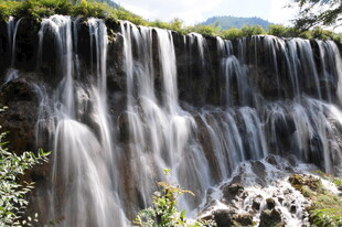 壮观瀑布 自然灵动之美