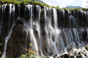 山间瀑布倾泻而下