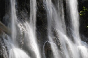 潺潺流水瀑布美景