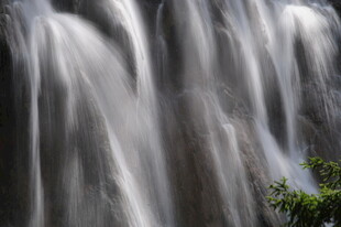 壮观瀑布水流倾泻而下