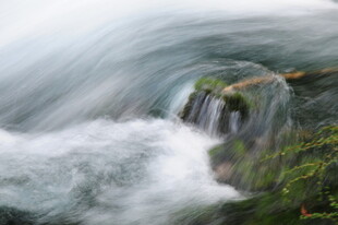 山间溪流瀑布灵动之景