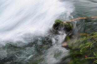 湍急溪流中的岩石与苔藓