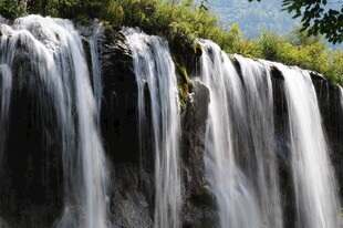 壮观瀑布 水流倾泻而下
