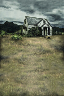 荒野中的孤寂老旧房屋