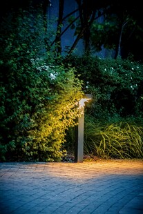 夜晚路旁点亮的景观灯