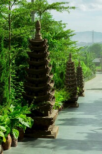 石塔列于绿植环绕小径