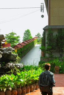 庭院绿植景观中的行人