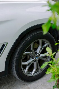 白色汽车车轮特写