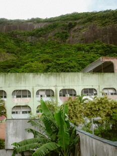 山间绿植环绕的建筑景观