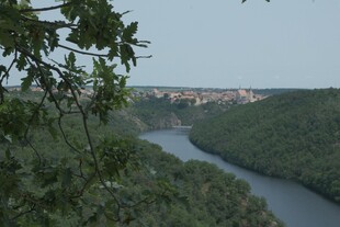 俯瞰山间蜿蜒河流美景