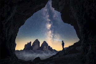 洞穴中眺望壮丽山景之人