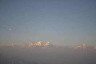 日出时分的云端美景