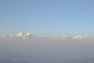 蓝天映衬下的朦胧远山