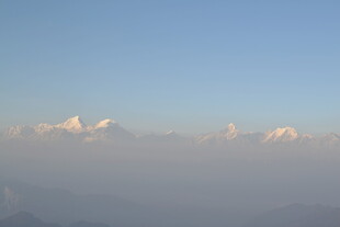 蓝天之下的朦胧山峦