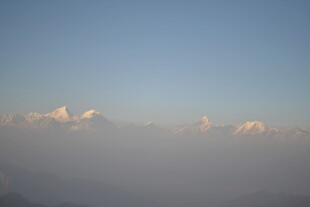 远山晨雾中的朦胧美景