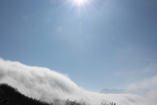 蓝天云海间的壮丽景致