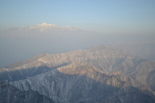 俯瞰壮丽山脉景观