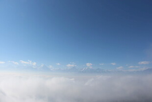 云海之上的蓝天美景