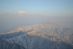 俯瞰壮丽山脉景观