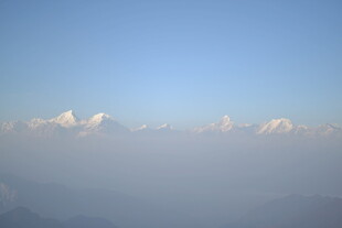 蓝天之下的朦胧山峦