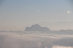 云海中的远山美景