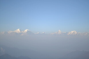 蓝天薄雾中的缥缈云朵
