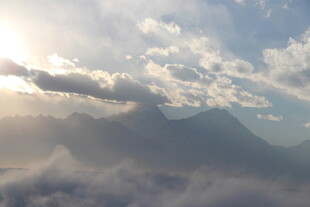 云海中的山峦与霞光