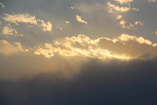 夕阳穿透云层的壮丽景象