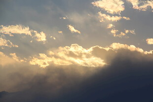 夕阳下穿透云层的光束