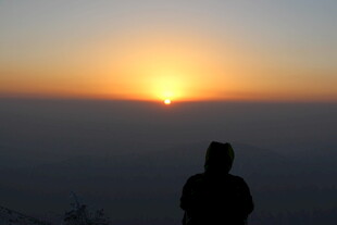 日出时的孤独身影