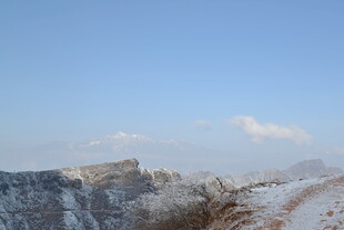 冬日雪景中的山峦与道路