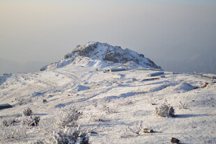 雪覆山丘的冬日美景