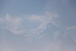 云雾缭绕中的雪山美景