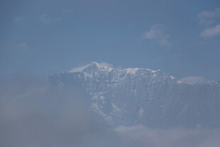 云雾中的雪山美景