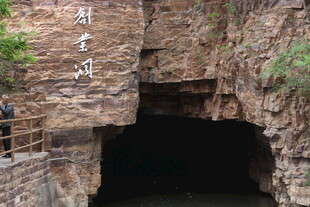 山间深邃洞穴入口景观