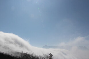 山间云海蓝天美景