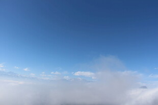 蓝天白云间的缥缈云雾