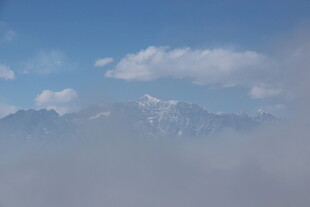 云雾缭绕中的壮丽山脉