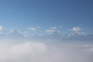 云海之上的壮丽雪山景观