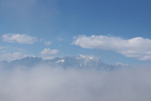 云海之上的远山美景