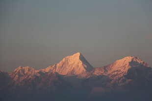 日出映耀下的壮丽雪山
