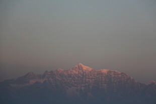 日出映耀下的壮丽雪山