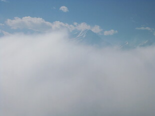 云海之上的蓝天美景